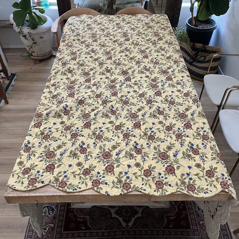 Vintage Quit Hand Quilted Embroidered Floral Patchwork Scallop Trim 84